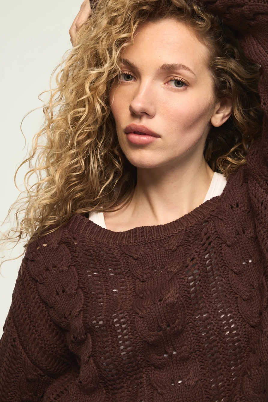 OPEN CABLE CREW NECK SWEATER — HOT FUDGE — image 5