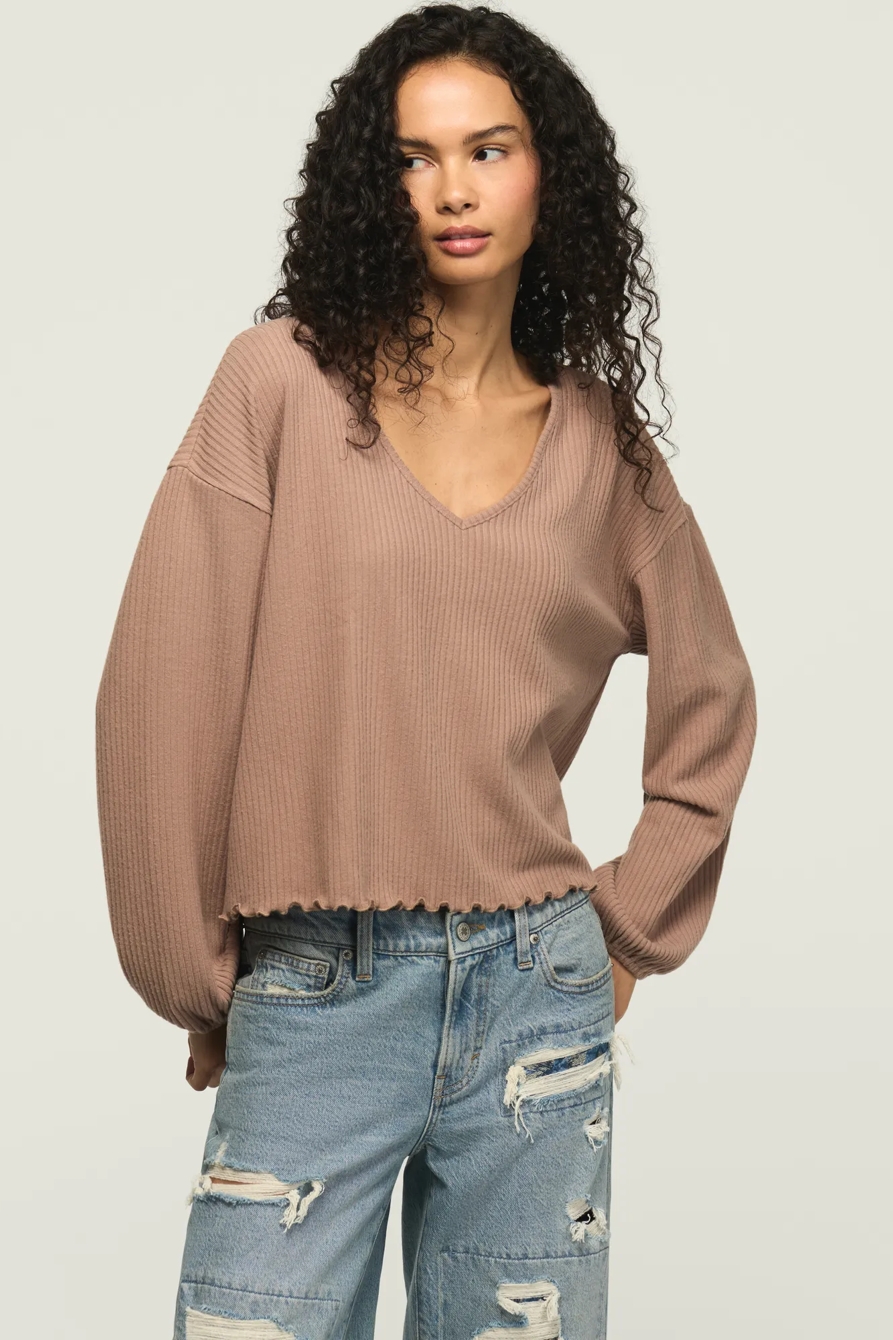 CLOUD LETTUCE HEM V NECK TOP — GINGER SNAP — image 5