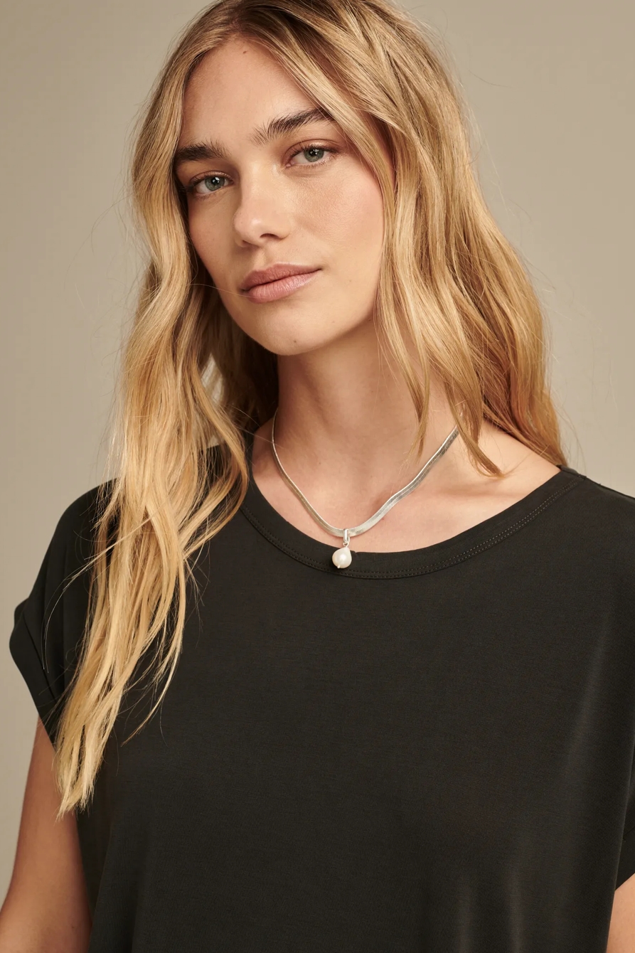 SHORT SLEEVE SANDWASH DOLMAN TEE — 001 LUCKY BLACK — image 3