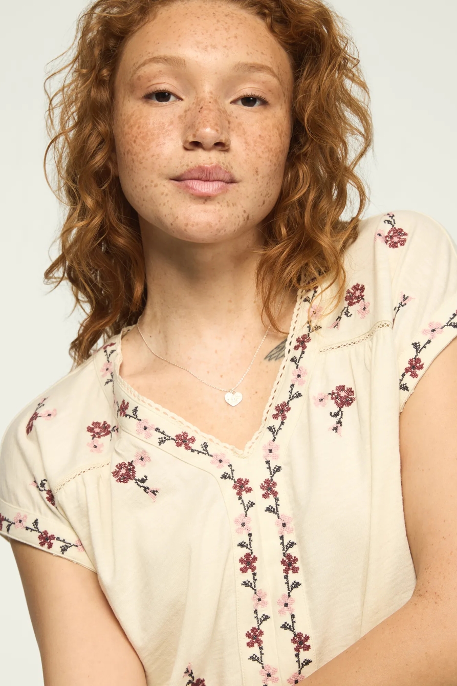 FLORAL EMBROIDERED PEASANT TEE — CREAM — image 2