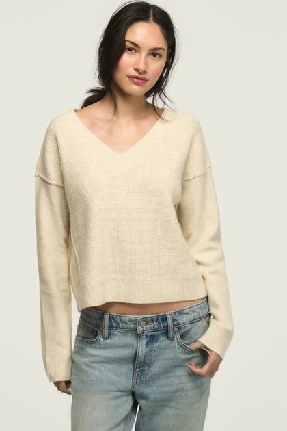 WAFFLE SLOUCHY VNECK SWEATER, STRAW HEATHER
