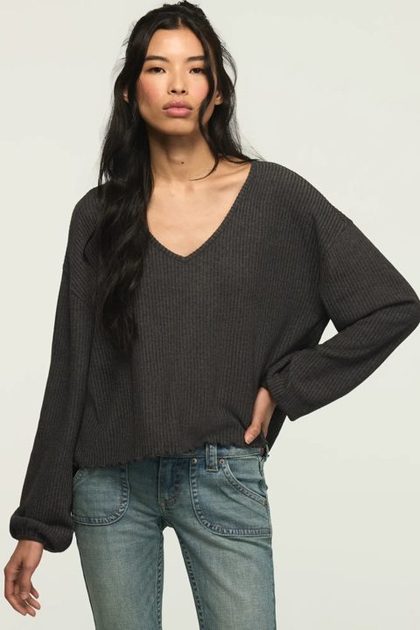 CLOUD LETTUCE HEM V NECK TOP, CHARCOAL HEATHER GREY